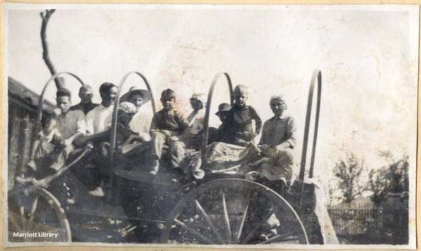 Ten_people_in_a_wagon_in_Orderville.jpg