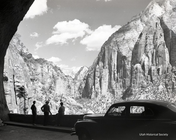 Tourists_in_Tunnel.jpg